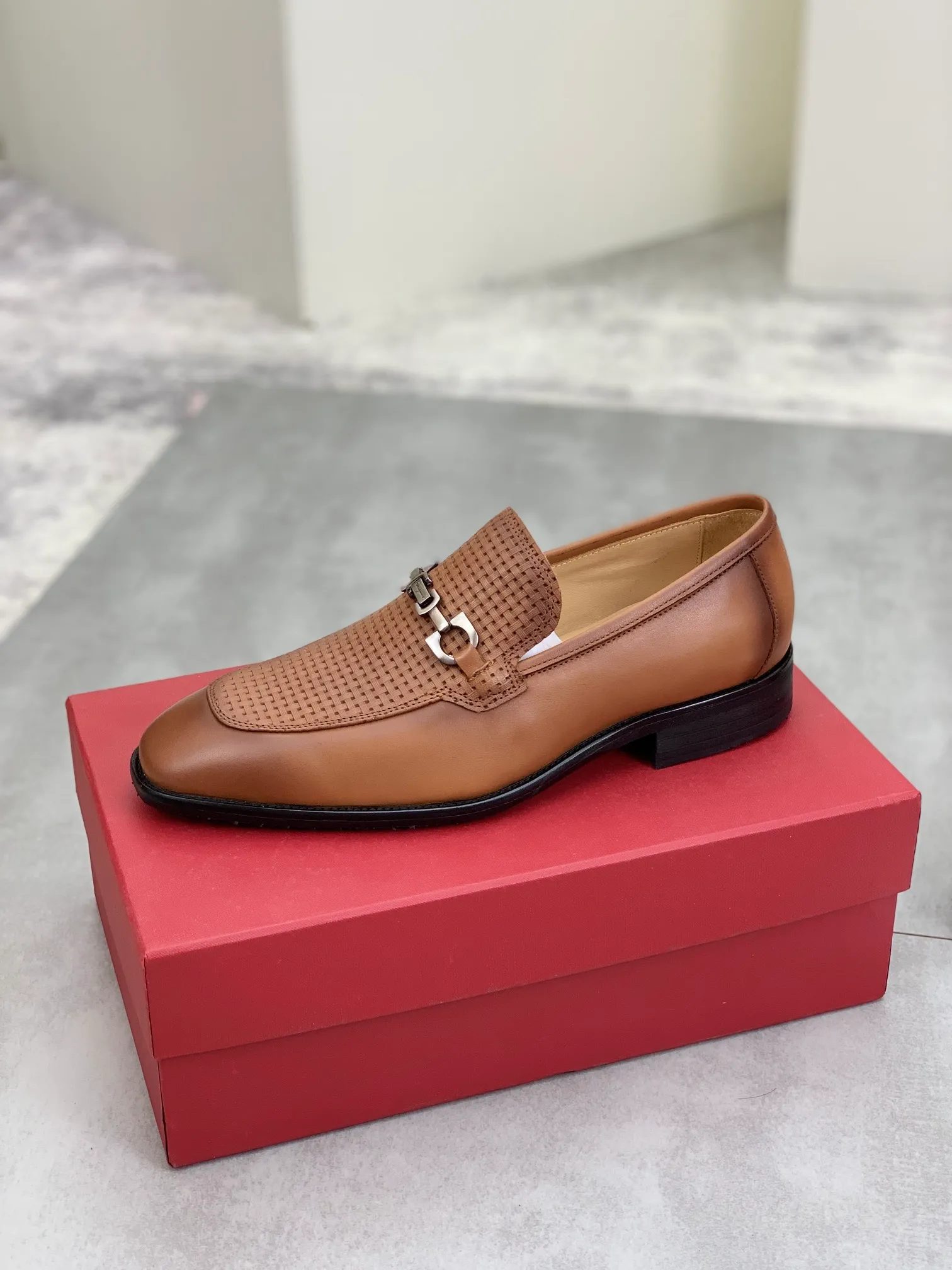 Men's Men's Shoes 💰P460💰[New Style] Water-dyed Niuli 🆘[Salvatore Ferragamo] Ferragamo's latest casual business leather shoes for men! Available at counters simultaneously! The fabric is made of specially imported original pebbled calfskin, and the lining is made of imported water-dyed cowhide. It is absolutely luxurious and leads the fashion trend. Matching code: 38-45 (46 can be customized) Black and brown colors are optional